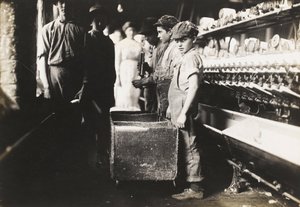Jóvenes Trabajadores en las Fábricas de Algodón Elk, Fayetteville, Tennessee de Lewis Wickes Hine